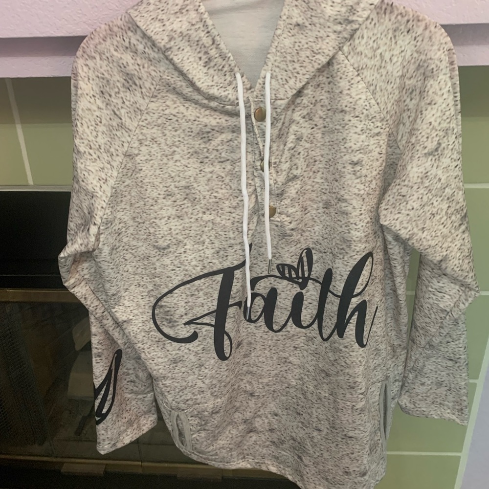 CUTE TOP WITH HOOD. (NEW)